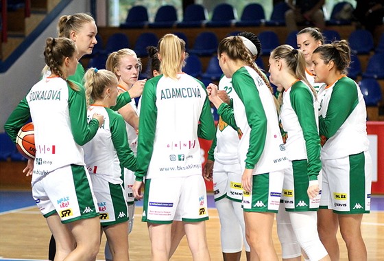 Basketbalistky abin Brno se hecují ped zápasem.