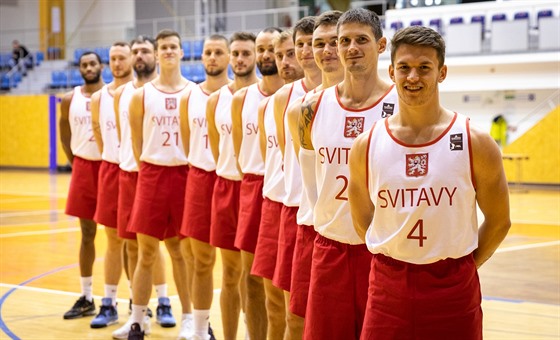 JAKO ESKOSLOVENSKO. Basketbalisté Svitav pózují v replikách dres, v nich...