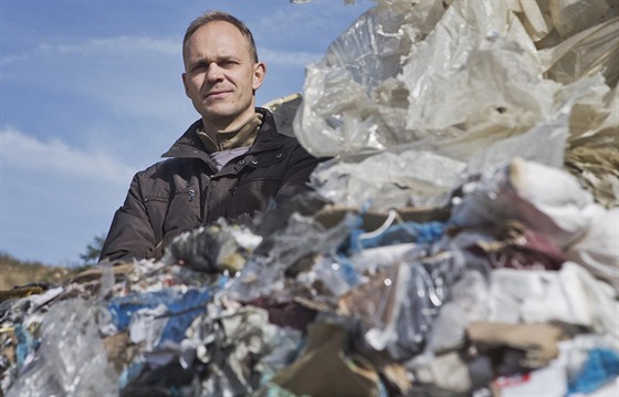 Antropolog Daniel Sosna se zabývá výzkumem odpadu na skládkách. Zjiuje, jak...