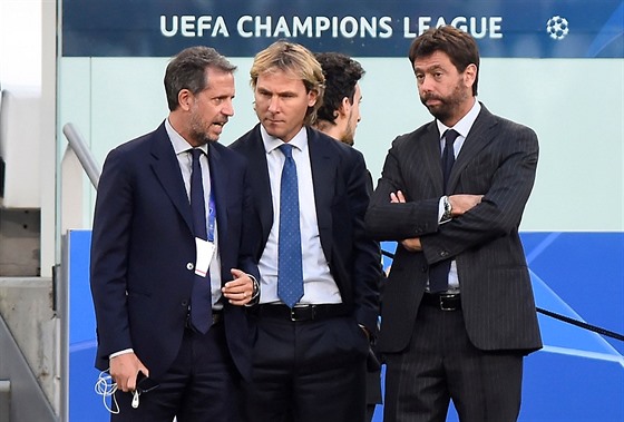 Sportovní editel Juventusu Fabio Paratici, viceprezident klubu Pavel Nedvd a...