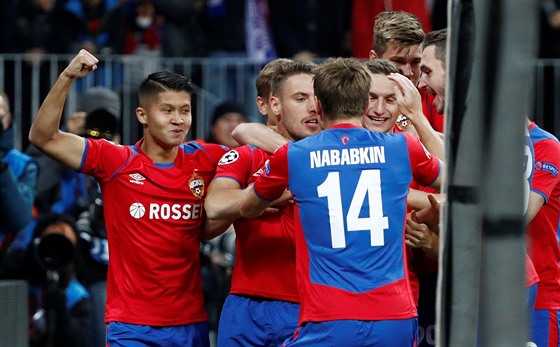 SENZACE. Fotbalisté CSKA Moskva se radují z gólu, kterým na úvod zápasu Ligy...