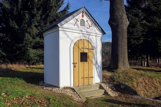 Kaple se nachází u historické cesty z Rochlice do Jablonce nad Nisou. 