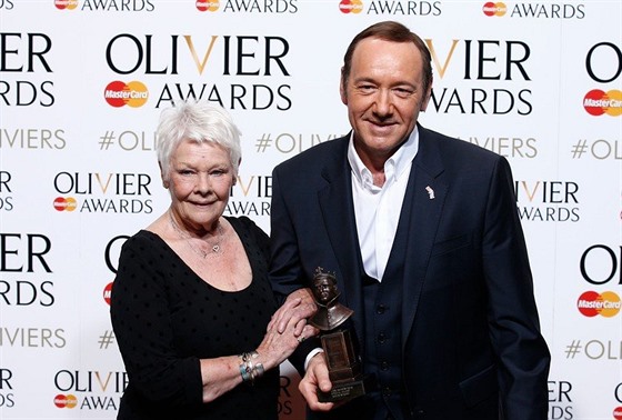 Judi Denchová a Kevin Spacey (Londýn, 12. dubna 2015)