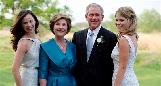 George Bush, jeho manelka Laura a jejich dcery Barbabra a Jenna (Crawford, 11....