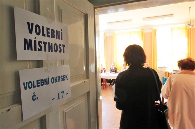 První voliči přišli volit hned s úderem 14. hodiny - volební místnost v budově...