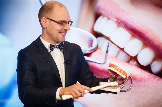 Je obroušení zubů nebezpečné? V Rozstřelu odpoví stomatolog Šedý