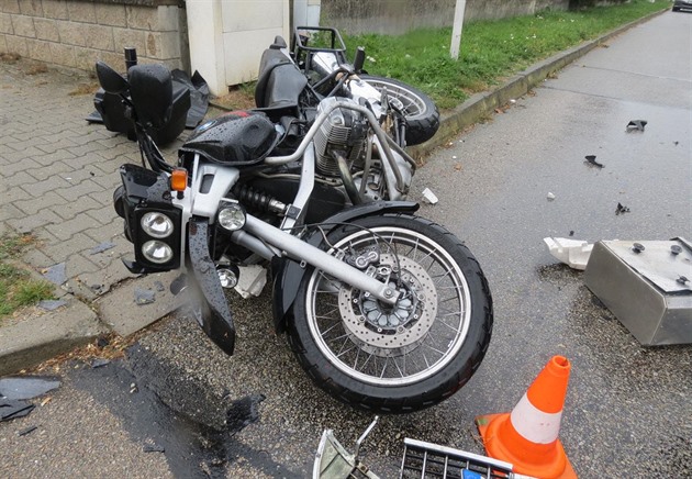 V Nové Velnici se srazilo osobní auto s motocyklem. (1. íjna 2018)