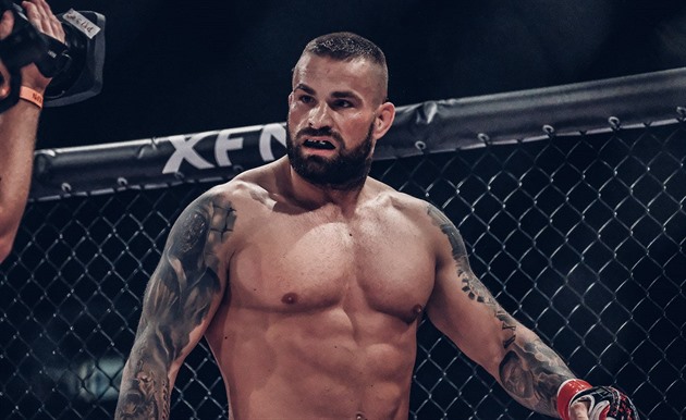 Karlos Vémola soupeří v MMA s polským bijcem Mateuszem Ostrowským.