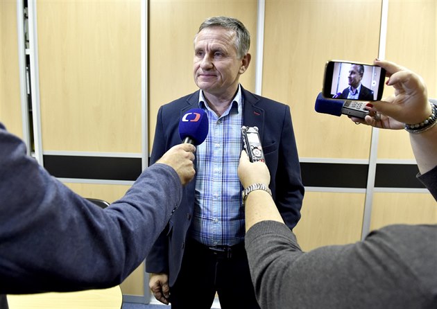 Senátor za KDU-SL Jií unek hovoí s novinái ve volebním tábu ve Zlín, kde...