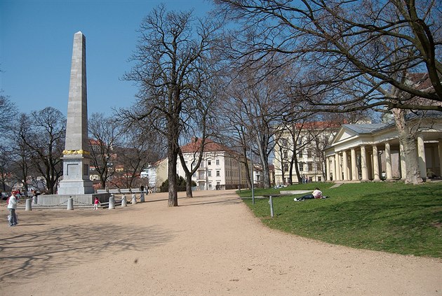 Obelisk na památku poráky Napoleona stojí v brnnských Denisových sadech u od...