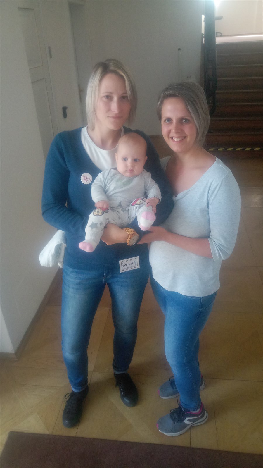 Petra Dou�ová a Anna Tou�ová s dcerou Alexandrou p�i�ly do Sn�movny hovo�it o...