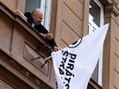 Ladislav Tkaczyszyn vyvuje vlajku na dom, v jeho dvoe si Pirti zdili...