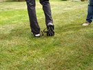Aerifikace trávníku pomocí bot