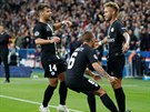 Fotbalisté Paris St. Germain slaví branku do sít Crvené zvezdy Blehrad. Zleva...