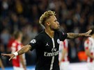 Hvzdný Neymar (PSG) slaví jednu ze svých branek do sít Crvené zvezdy Blehrad.