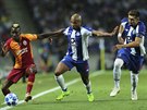Henry Onyekuru z Galatasaraye (vlevo) se snaí prchnout Yacine Brahimimu a...