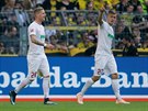 Alfreo Finnbogason z Augsburgu (vpravo) oslavuje svoji branku v utkání proti...