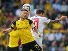 Dortmundský Marco Reus (vpedu) hlavikuje, za ním je Daniel Baier Augsburgu.