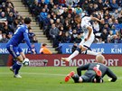 Richarlison z Evertonu stílí gól v utkání proti Leicesteru.