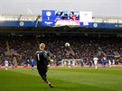 Branká Leicesteru Kasper Schmeichel vykopává v utkání proti Evertonu.