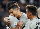 Hrái Juventusu oslavují gól v utkání proti Udine. Zleva: Rodrigo Bentancur,...