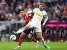 Thiago z Bayernu v souboji o mí s Denisem Zakariou z Mönchengladbachu.