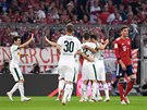 Hrái Mönchengladbachu se radují z gólu v utkání proti Bayernu Mnichov.