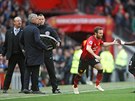 Záloník Manchesteru United Juan Mata (vlevo) stídá Erica Baillyeho v utkání...