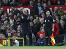 Trenér Manchesteru United Jose Mourinho povzbuzuje své svence v utkání proti...