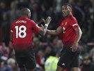 Hrái Manchesteru United Ashley Young (vlevo) a Anthony Martial se radují ze...