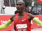 Britský vytrvalec Mo Farah probíhá cílem Chicagského maratonu.