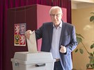 Jií Draho odevzdal hlasovací lístek v praských Lysolajích. (5. íjna 2018)
