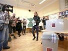 Pedseda Pirát Ivan Barto hlasoval na Arcibiskupském gymnáziu v Praze. (5....