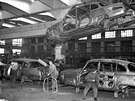 Montá karosérií automobil Tatra 603 v kopivnické továrn. (listopad 1956)