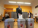 Praský volební lídr hnutí ANO Petr Stuchlík odevzdává hlasovací lístek. (5....