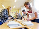 lenky volební komise sítají hlasovací lístky ve Velkém Beranov na Jihlavsku....