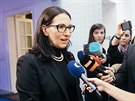 Alexandra Udenija odpovídá novinám krátce po píchodu do volebního tábu ODS...
