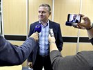 Senátor za KDU-SL Jií unek hovoí s novinái ve volebním tábu ve Zlín, kde...