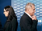 Alexandra Udenija a Bohuslav Svoboda odpovídají novinám ve volebním tábu...