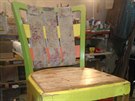 Proměna staré dřevěné židle v měkoučkou polstrovanou k psacímu stolu.