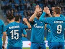 Alexandr Kokorin ze Zenitu Petrohrad pijímá gratulace spoluhrá ke gólu proti...