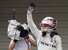 Lewis Hamilton slaví vítzství v kvalifikaci na Velkou cenu Japonska formule 1.