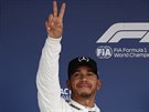 Lewis Hamilton slaví vítzství v kvalifikaci na Velkou cenu Japonska formule 1.