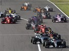 Lewis Hamilton po startu vede ve Velké cen Japonska formule 1.