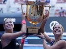 Andrea Sestini Hlaváková (vlevo) a Barbora Strýcová s trofejí pro vítzky...