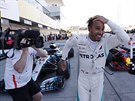 Lewis Hamilton v euforii po triumfu ve Velké cen Japonska formule 1.