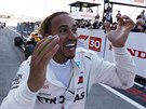 Lewis Hamilton v euforii po triumfu ve Velké cen Japonska formule 1.