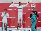 Lewis Hamilton slaví triumf ve Velké cen Japonska formule 1.