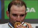 Alejandro Valverde líbá zlatou medaili.