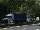 Nákladní auto na dálnici D11 se po nehod s kamionem obrátilo na bok....